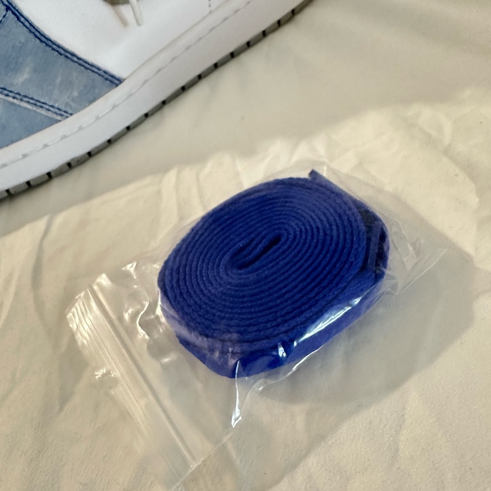 Authentic Air Jordan 1 Retro High OG GS - Picture 7 of 16